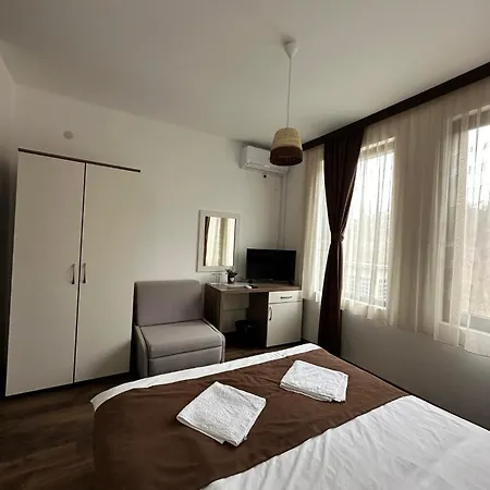 бялата къща 3*